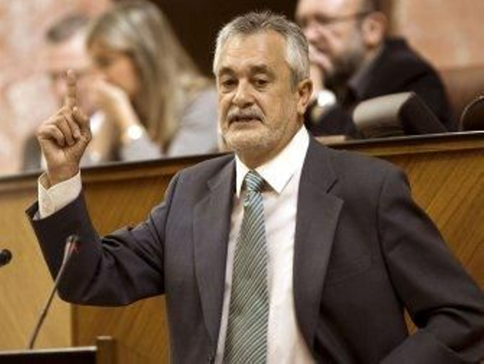 Griñán propone a la oposición cerrar en el Parlamento un acuerdo contra la crisis