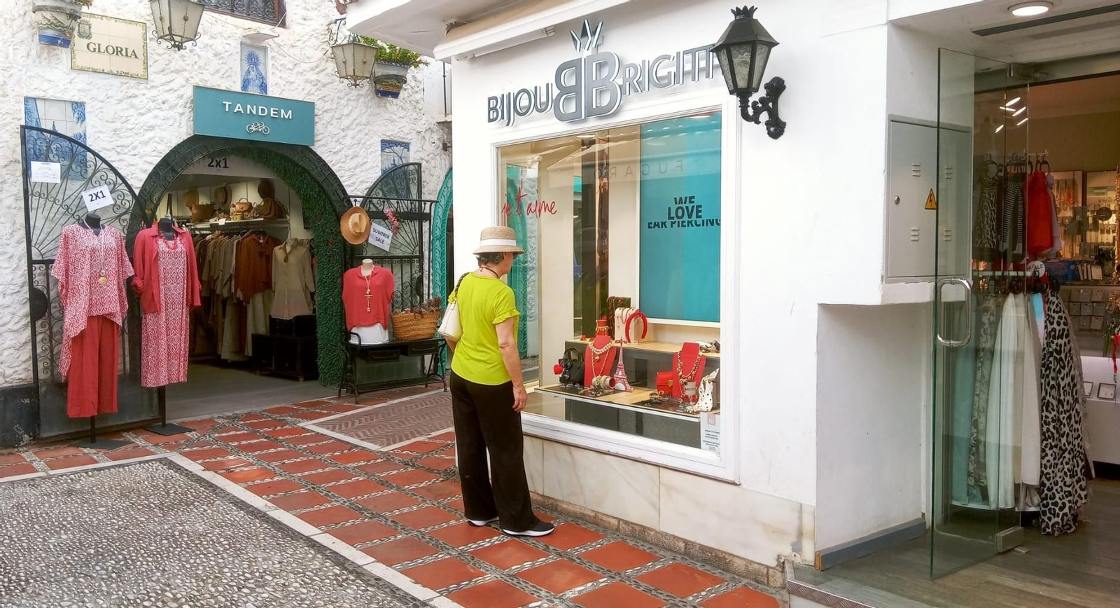 Una mujer mirando el escaparate de un comercio del Casco Antiguo.