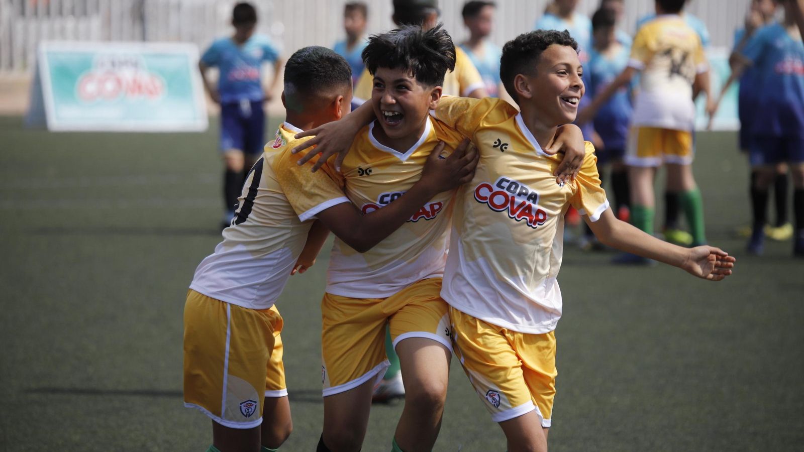 Un grupo de jugadores de un equipo celebran un gol durante una pasada edición.