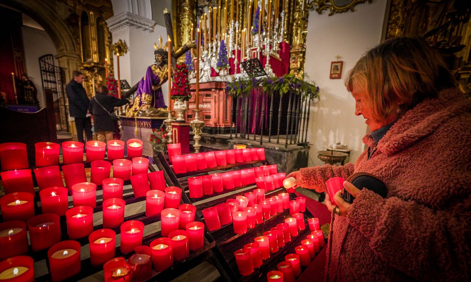 Imágenes del primer viernes de marzo de tradicionales besapiés y besamanos