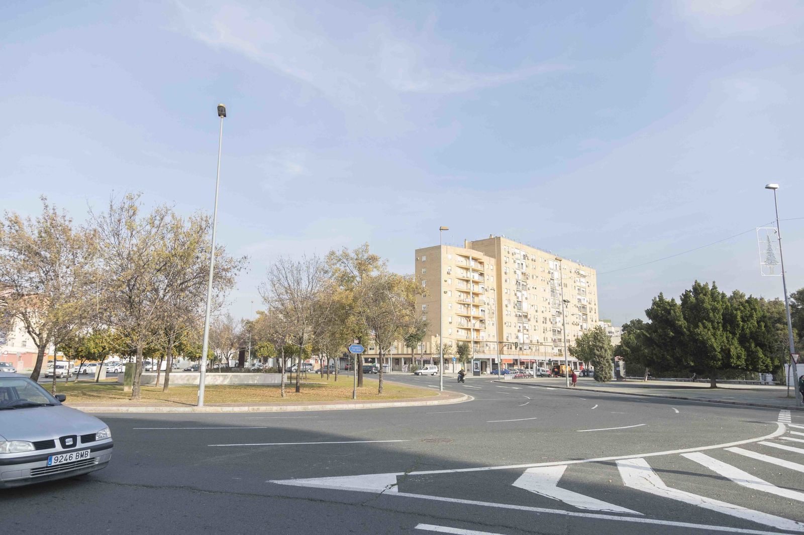 a la derecha, árboles del Parque de Amate.