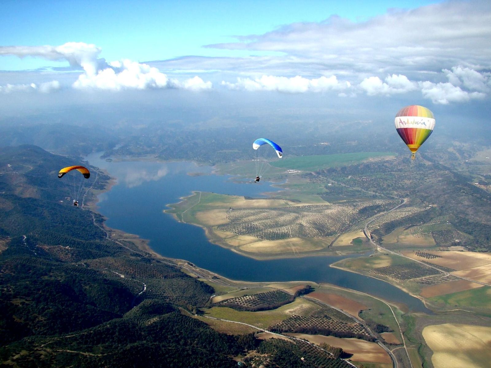 Tradicional concentración paramotores en La  Puebla  de  los  Infantes .