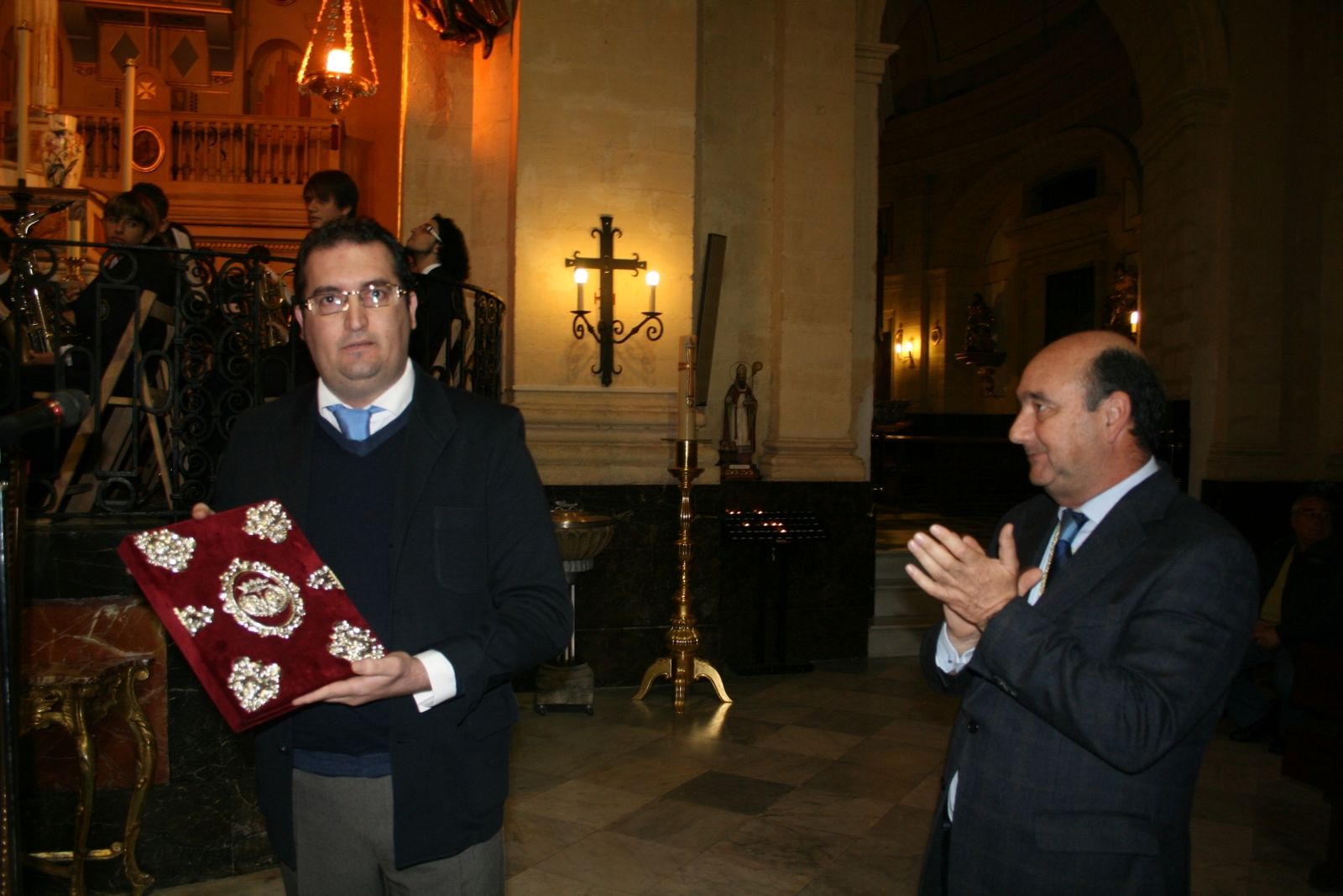 Antonio González (izda.) y Juan Rodríguez Tenorio, durante el acto de entrega de las tapas del pregón de la Semana Santa en el año 2013.