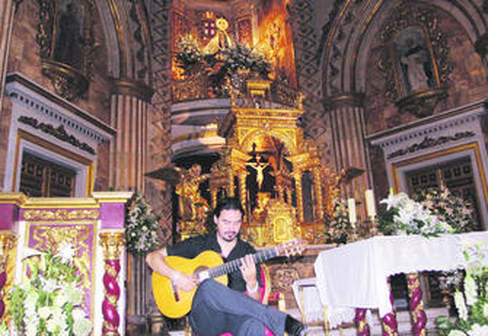 Guillermo Fernández en el santuario de la Virgen del Mar, ante la imagen de la Patrona de la ciudad.