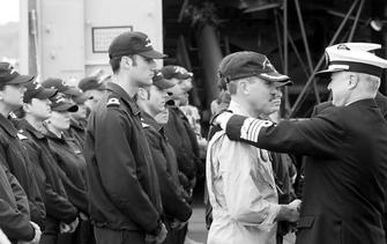 El almirante general jefe del Ajema, en su despedida de la tropa a bordo de la fragata 'Victoria'.