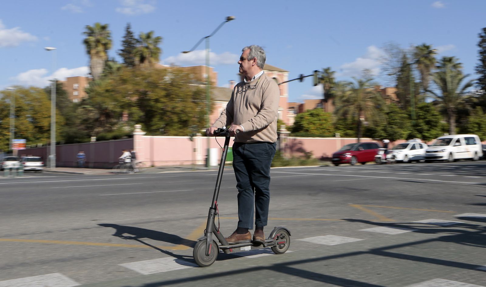José Julio, un sevillano al que el patinete le ha cambiado la vida. Logró una autorización cuando se concedían.