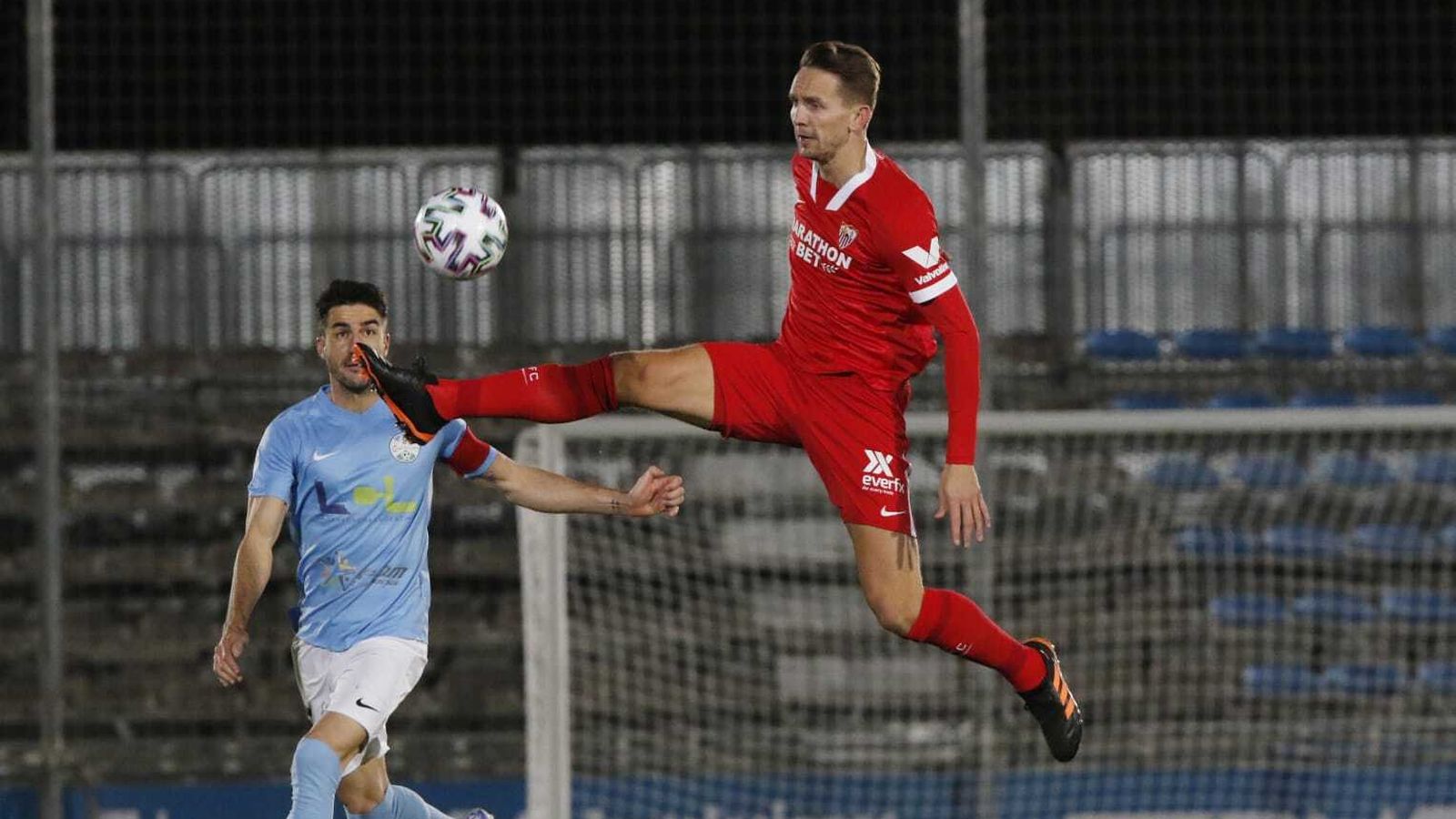 De Jong, el punta sevillista, trata de bajar un balón ante Pablo Gallardo.