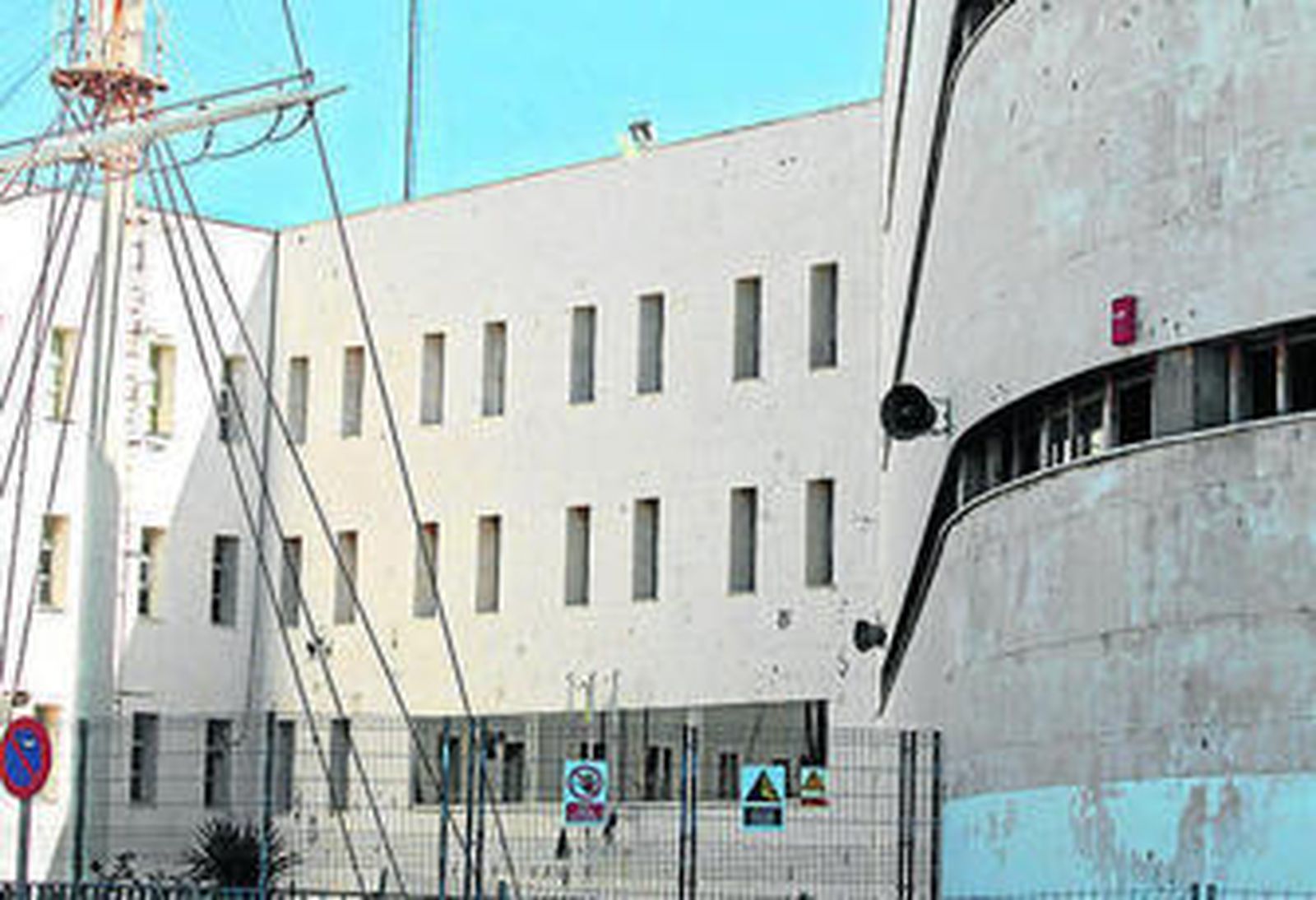 1. El edificio de Tiempo Libre, que Junta y Ayuntamiento quieren que sea para uso hotelero. 2. Fomento ha puesto sobre la mesa un ambicioso proyecto para el carril bici, también promovido por el Plan de Movilidad del Ayuntamiento. 3. El puerto ve bien ahora el derribo de la verja del muelle. 4. El futuro del edificio de la Escuela de Náutica sigue siendo una incógnita 5. Y ahora la Aduana vuelve a estar en el debate ciudadano. FOTOS: J. pINO, J. Marín, Kiki, J. González