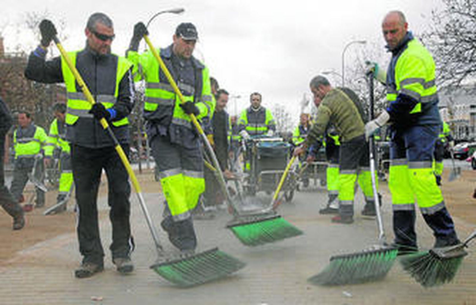 Trabajadores limpiando ayer el mercadillo del Zaidín.