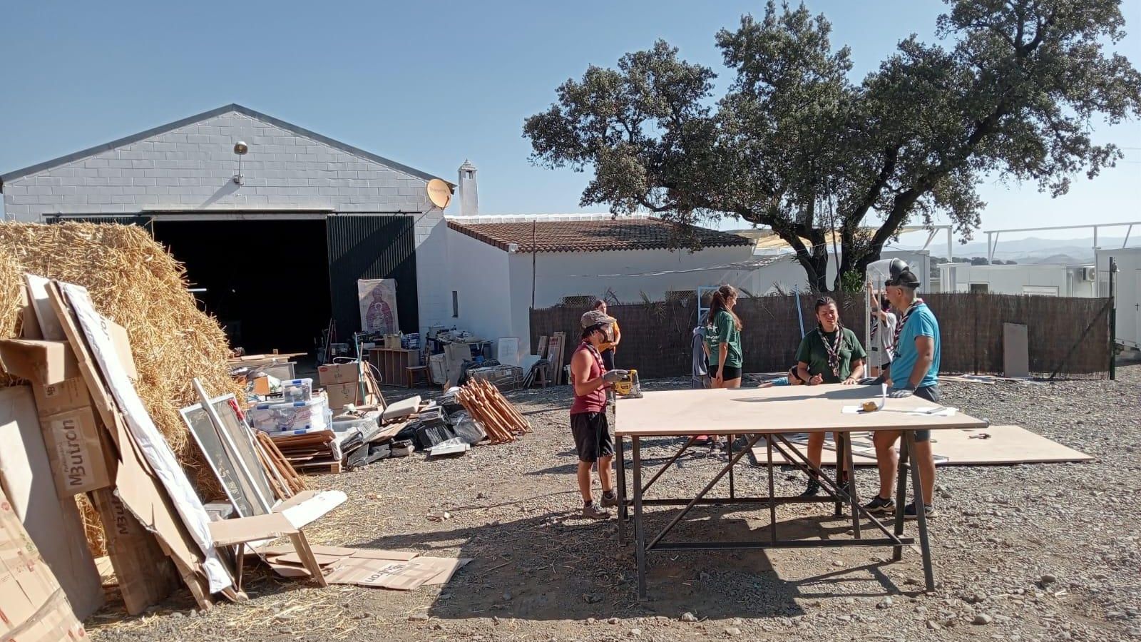 Jóvenes ayudan a construir el monasterio.