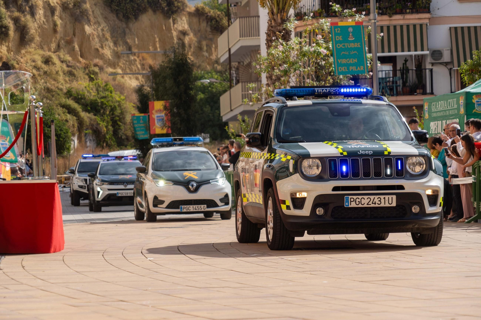Imágenes del desfile de la Guardia Civil en el Día de la Hispanidad y de su patrona en la Plaza de La Merced