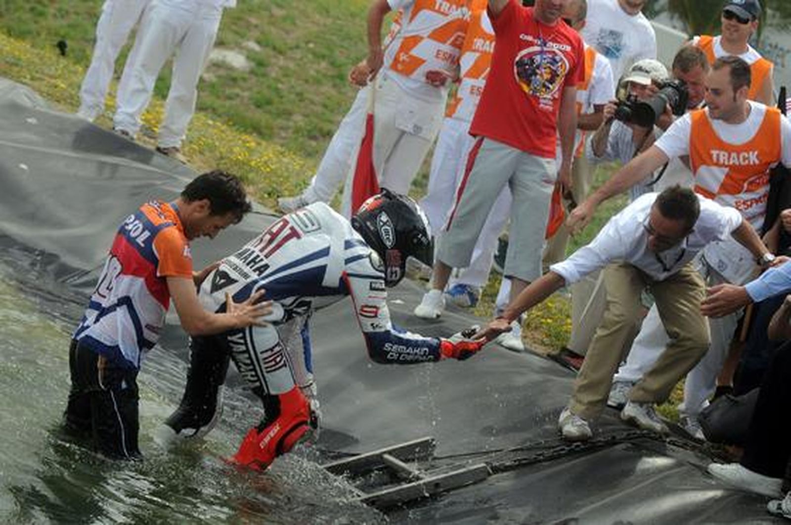 Jorge Lorenzo se impone a Pedrosa en una memorable última vuelta y se hace con su primera victoria en Jerez en la categoría de MotoGP. 

Foto: Juan Carlos Toro y Manuel Aranda