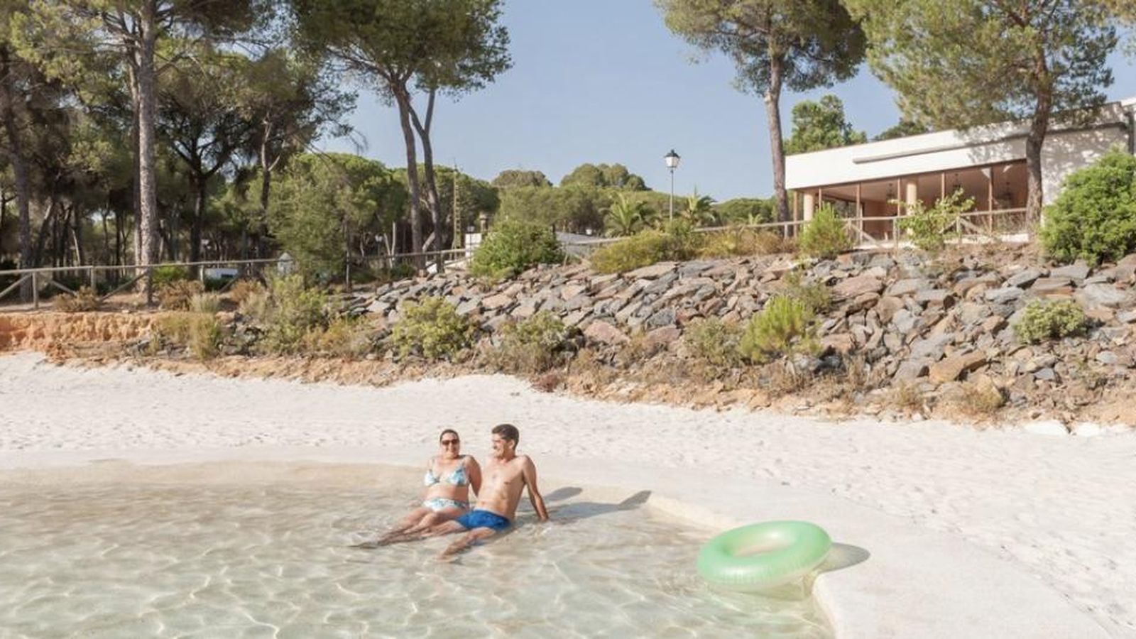 La playa artificial de este camping sostenible