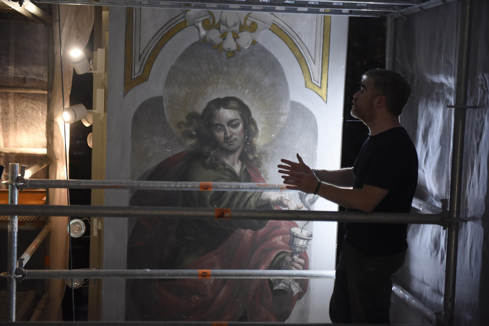 Todas las imágenes de la restauración de las pinturas en la Parroquia de la Magdalena