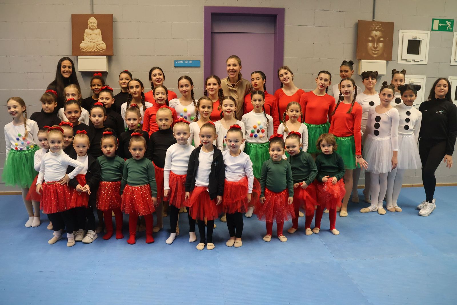Un grupo de gimnastas del club ejidense junto a la concejala de Deportes durante su exhibición de Navidad.