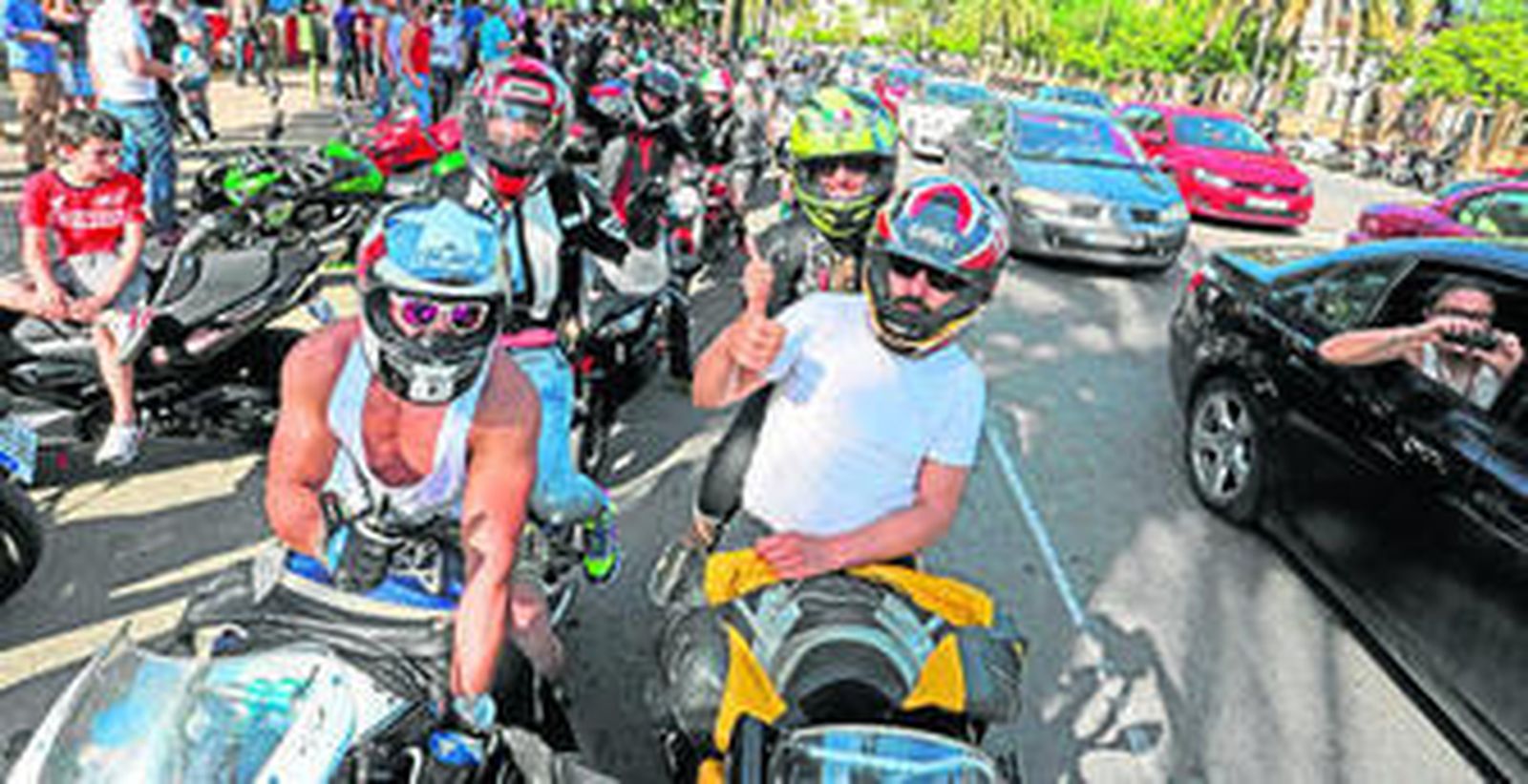 La avenida Álvaro Domecq concentró ayer buena parte de la movida motera de la ciudad.