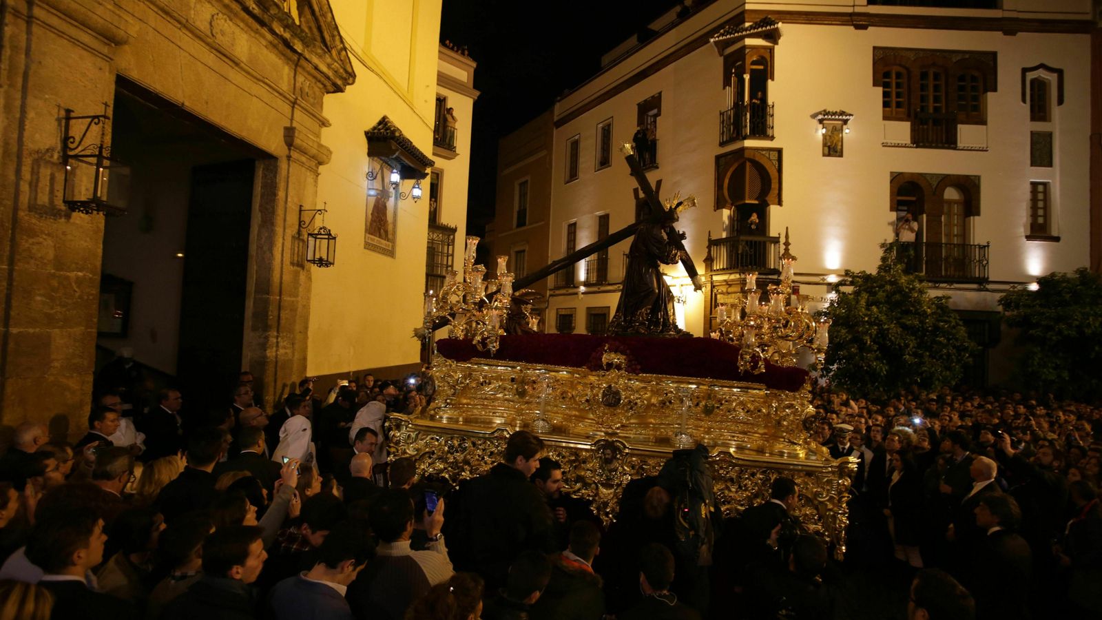 El primer paso de la Candelaria saliendo de San Nicolás de Bari.