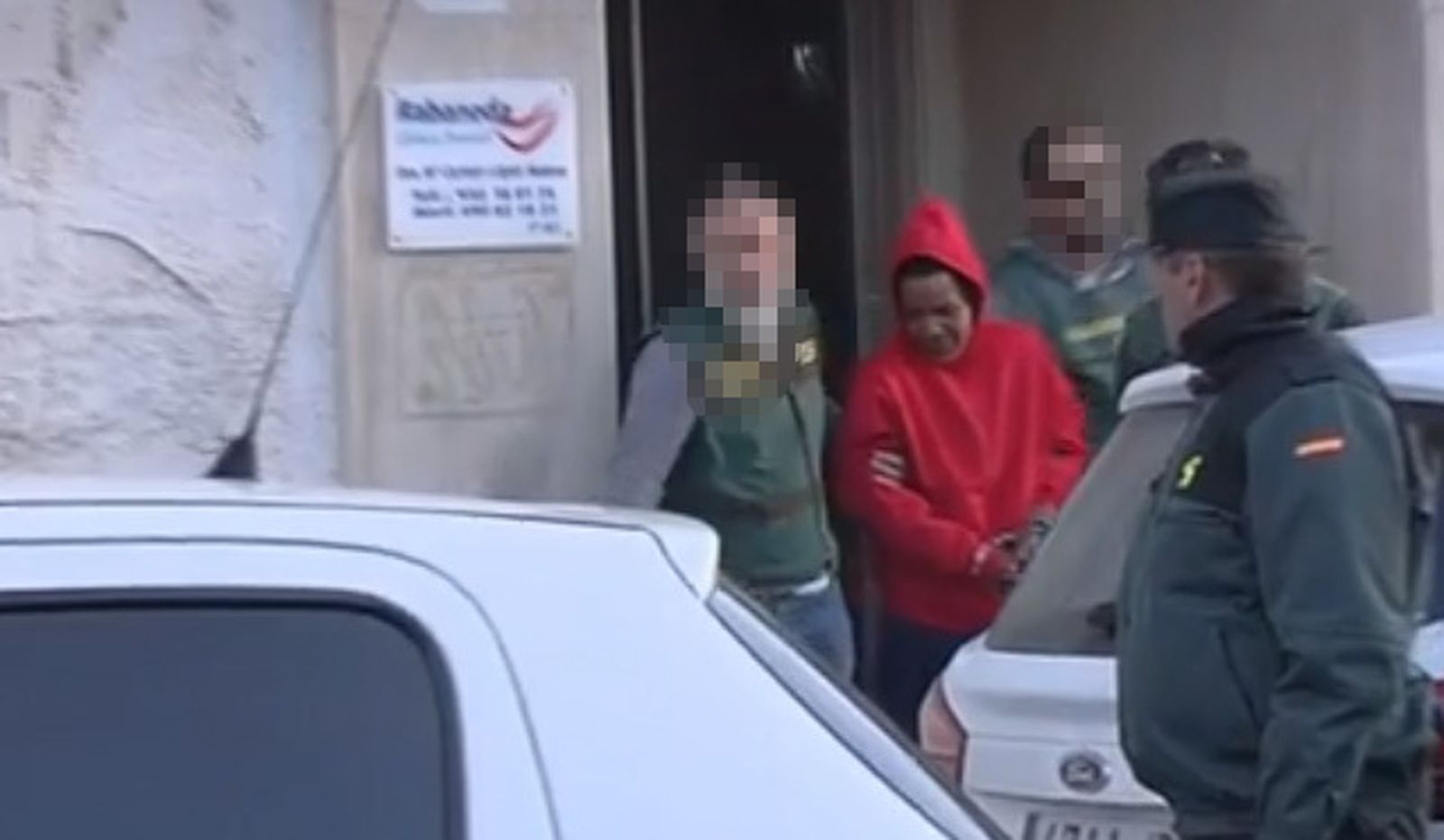 Ana Julia, custodiada por la Guardia Civil.