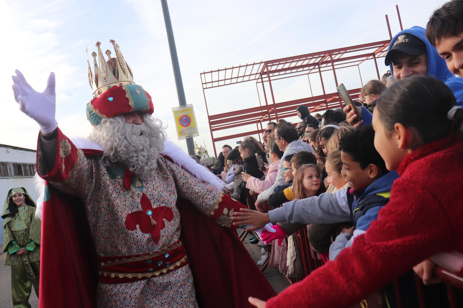 El Rey Melchor saluda a los pequeños de Puerto Real en la Plaza Alberti El Rey Melchor saluda a los pequeños de Puerto Real en la Plaza Alberti