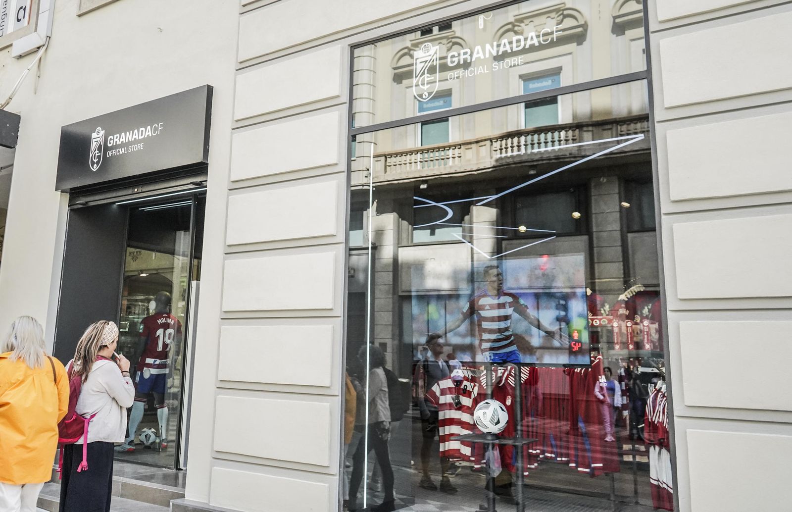 Conoce la nueva tienda del Granada en el centro