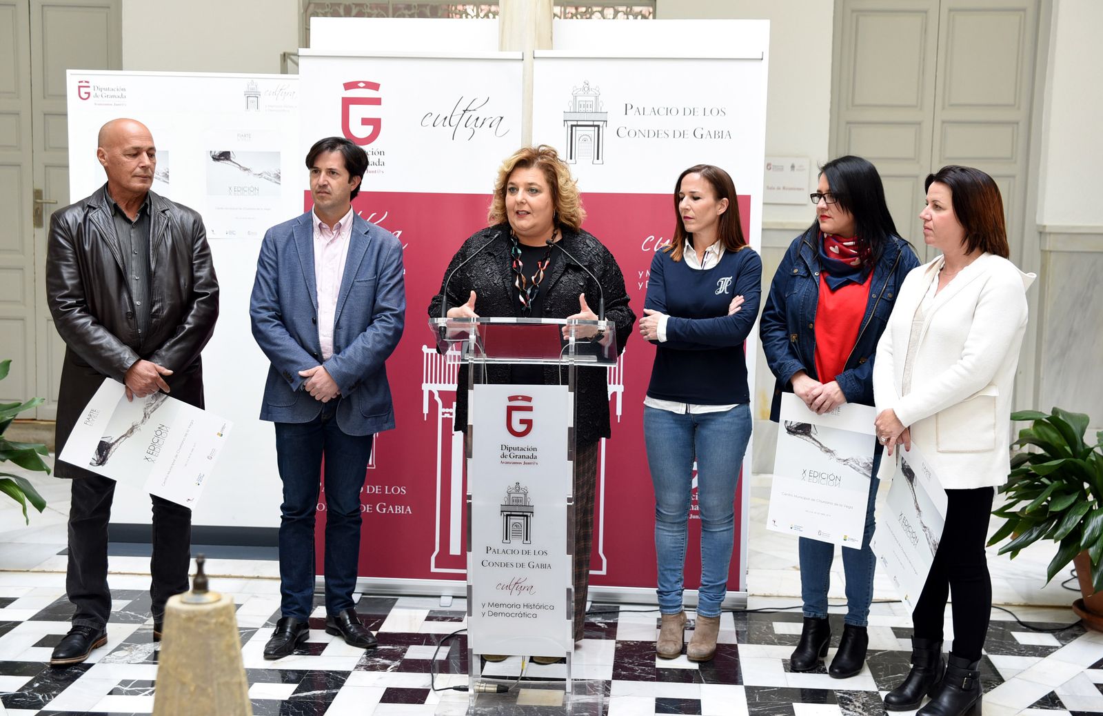 Foto de familia de la presentación de la X edición de FIARTE.