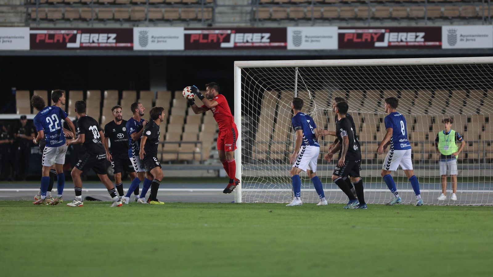 Marcos, meta del Central, se hace con el balón en un ataque de los azulinos.