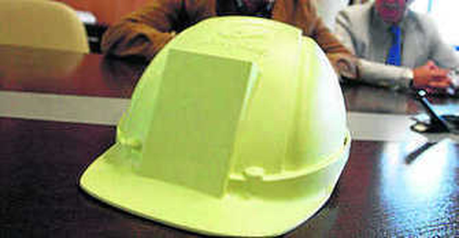 Darío García, director general de Presistem, y Miguel Ángel Luque, director general del IAT, con el casco fluorescente.