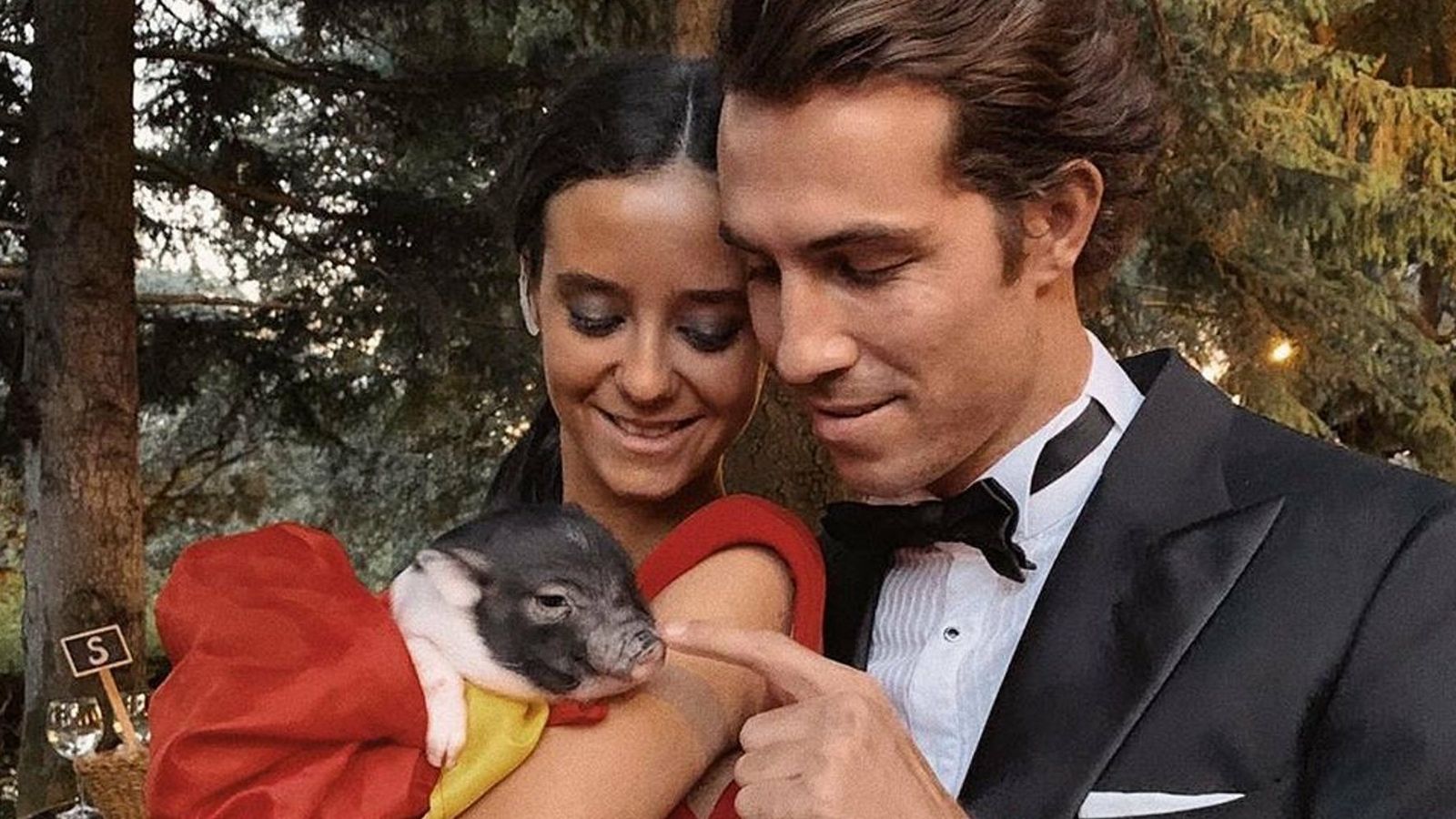 Beltrán y Victoria Federica, en la puesta de largo de ella, con el cerdito que se hizo viral en redes.