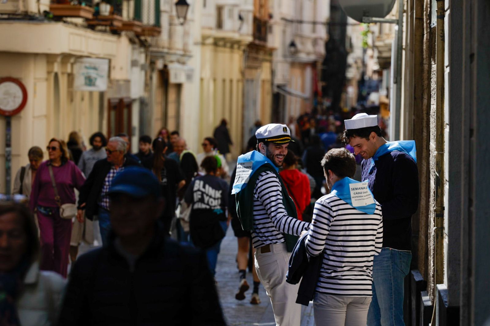 Así vive Cádiz su primer sábado de Carnaval: las imágenes de las batallas de copla y la fiesta en la calle