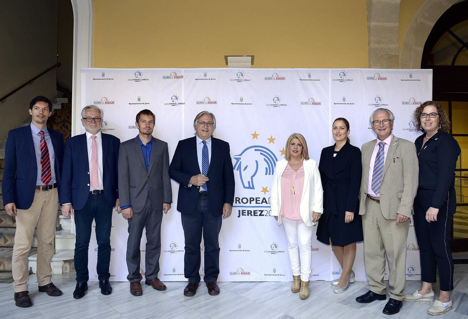 Los representantes posan ayer junto a la alcaldesa y el teniente de alcaldesa Francisco Camas.