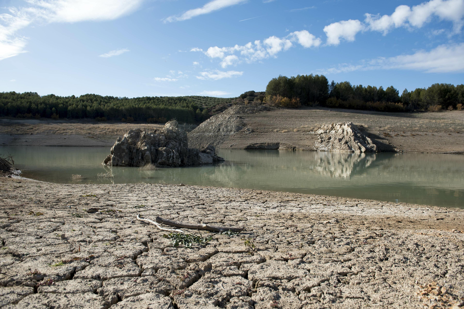 Pantano con bajo nivel de agua.