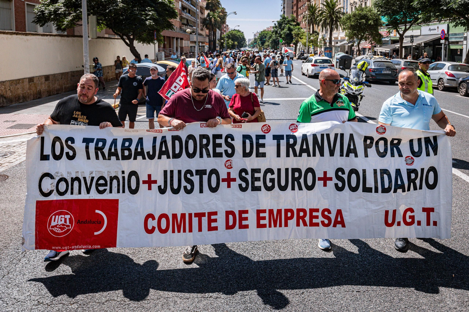 Trabajadores los autobuses urbanos, manifestándose por la avenida principal de Cádiz.