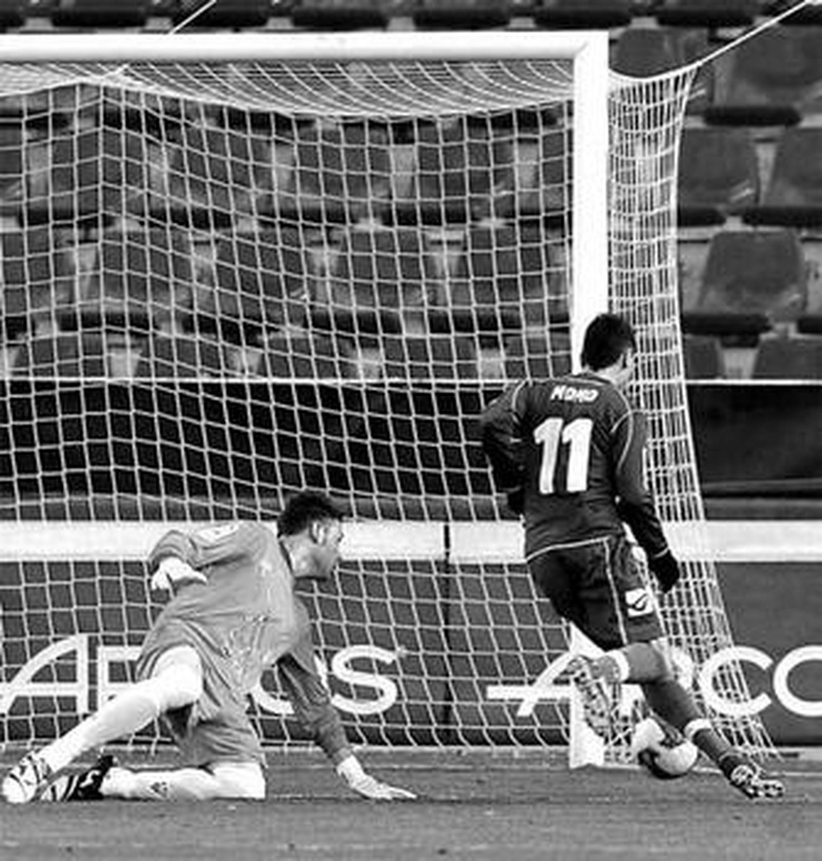 Momo bate a Jonathan en el primer minuto de partido.