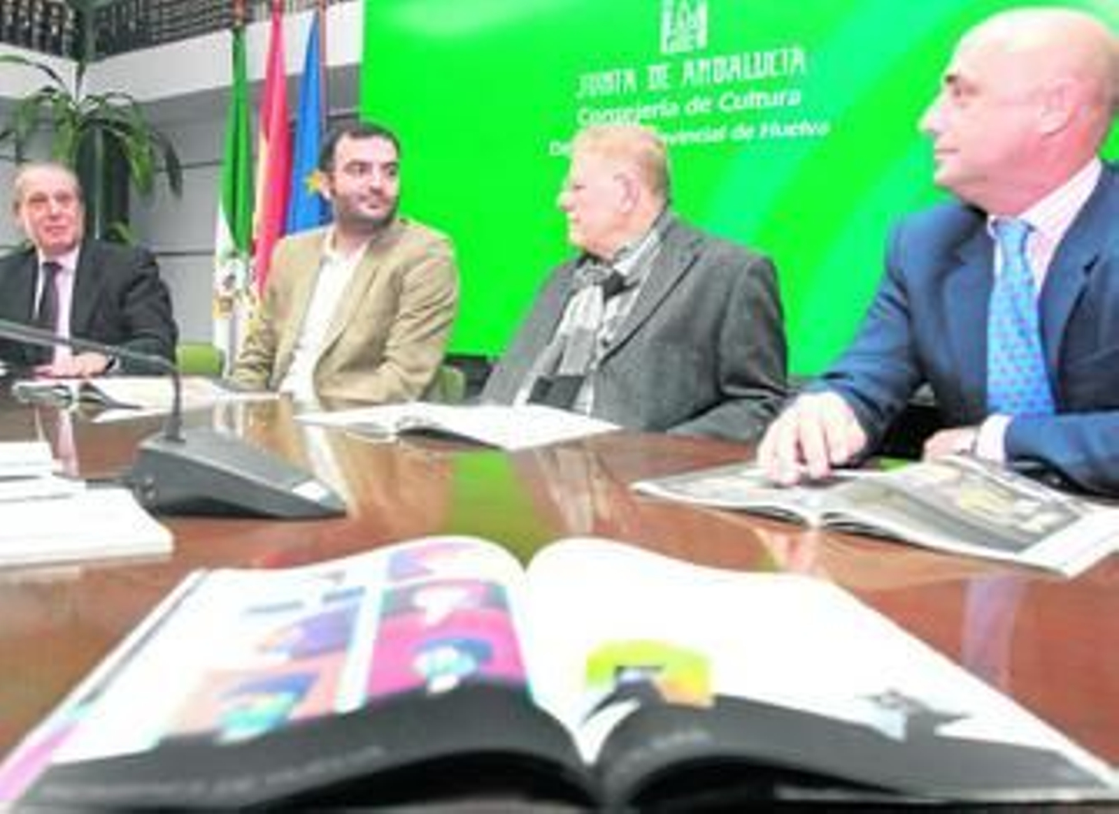 Juan José Blanco, director comercial del Puerto; Ángel Romero, delegado de Cultura; el pintor Juan José Oña, y Jesús Velasco, de Cepsa.