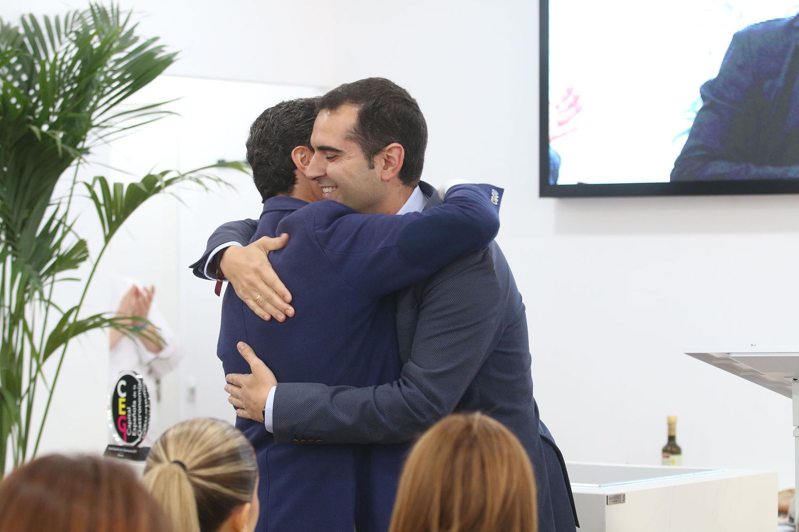 Las imágenes de la visita de Juanma Moreno a Almería