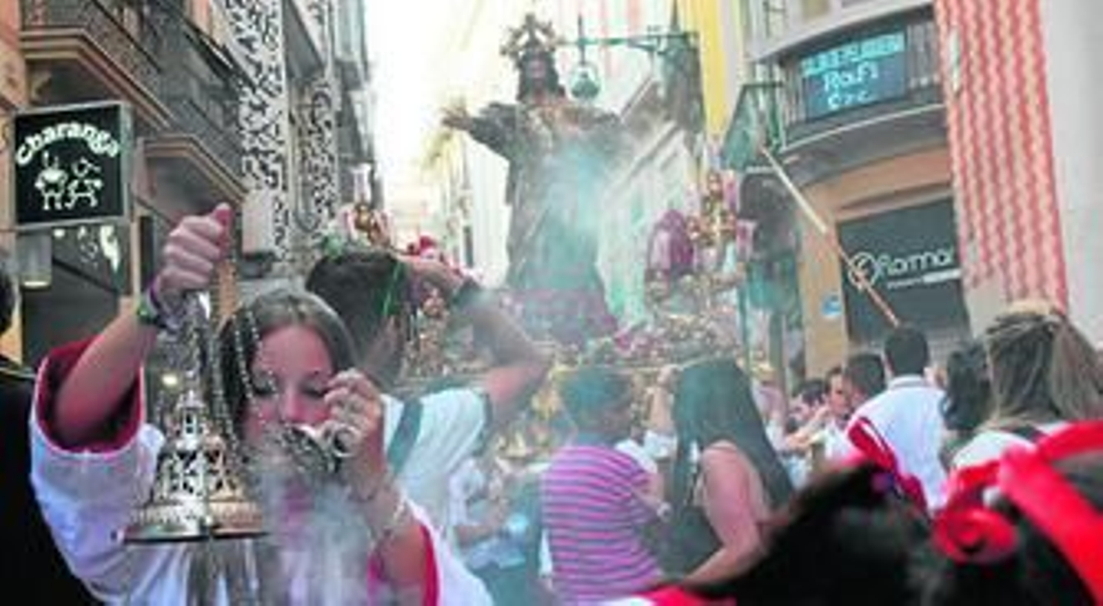 El Sagrado Corazón, junto a la iglesia de la Concepción en calle Nueva en la tarde de ayer. El Sagrado Corazón, junto a la iglesia de la Concepción en calle Nueva en la tarde de ayer.