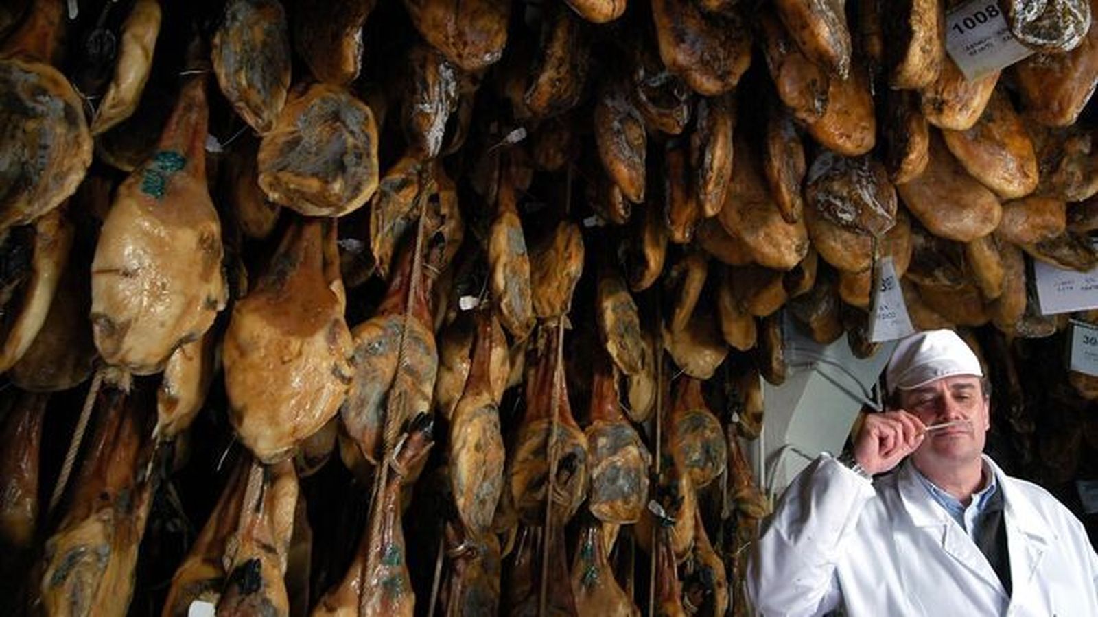 Experto en jamones cata la pieza para conocer el grado de curación