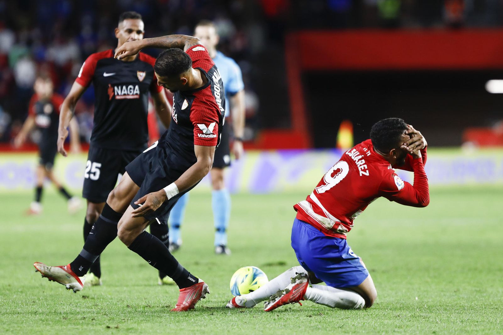 Diego Carlos y Luis Suárez, exagerando el golpe, en la acción de la expulsión del brasileño.