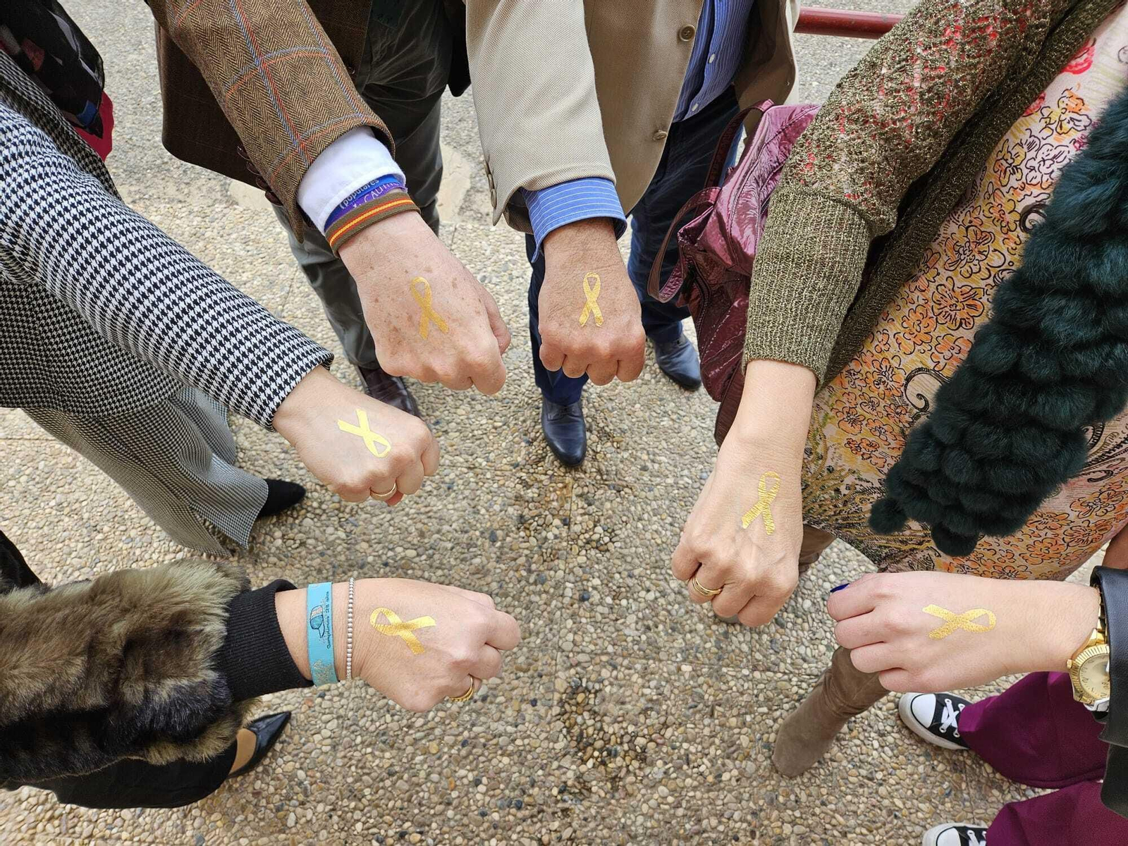 El alumnado del CEIP El Puche de Almería conmemora el Día Internacional Contra el Cáncer Infantil en un acto que ha organizado la Asociación ARGAR
