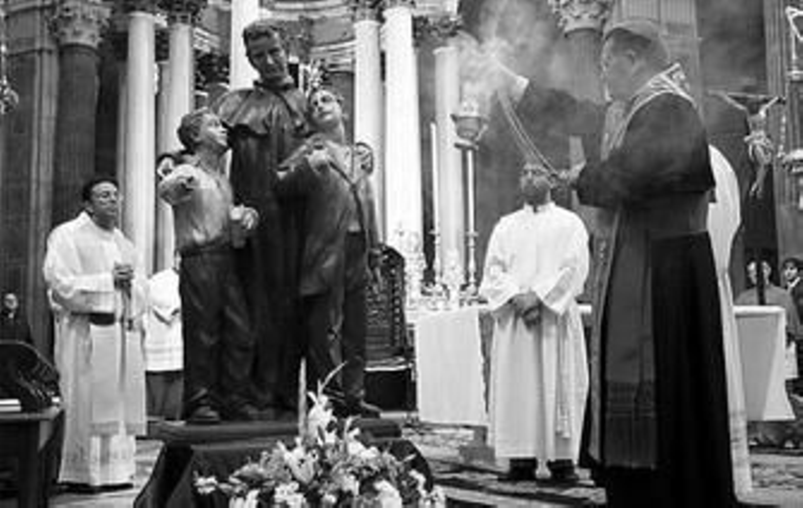 Momento en que el obispo de Cádiz, Antonio Ceballos, bendice la imagen de Don Bosco para la Catedral.