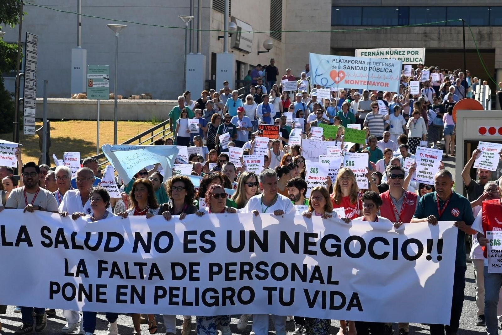 Las imágenes de la manifestación en el Hospital Reina Sofía por los recortes del SAS