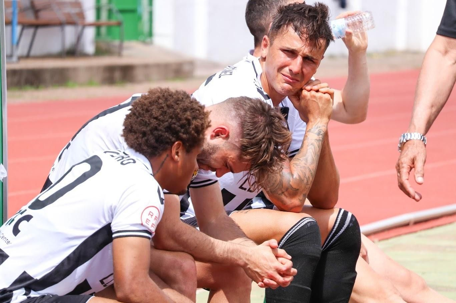Joao Pedro, Fran Carbià y Luis Martínez lloran en el banquillo al término del encuentro