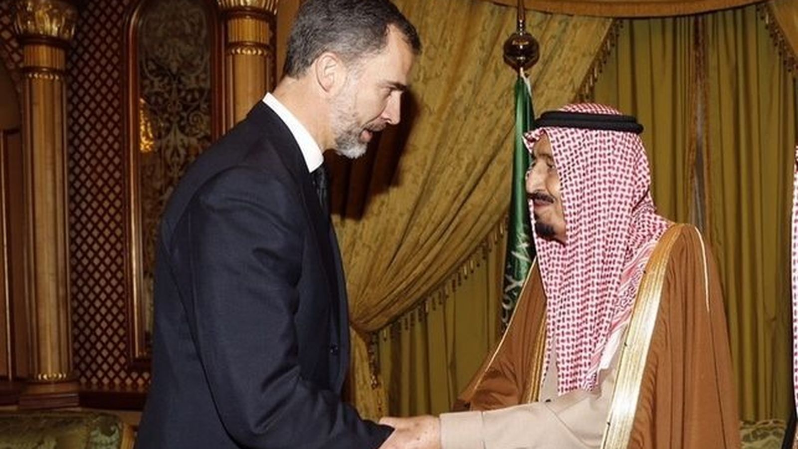 El rey Felipe VI saluda al monarca saudí en una visita oficial a su país.