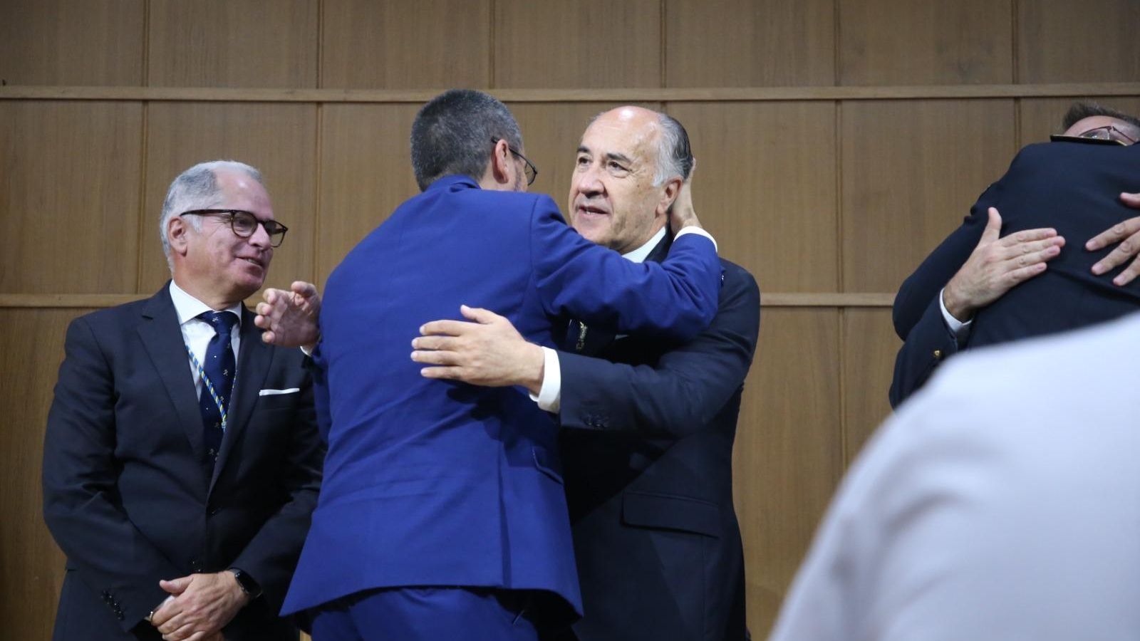 Abrazo entre Juan Franco y José Ignacio Landaluce