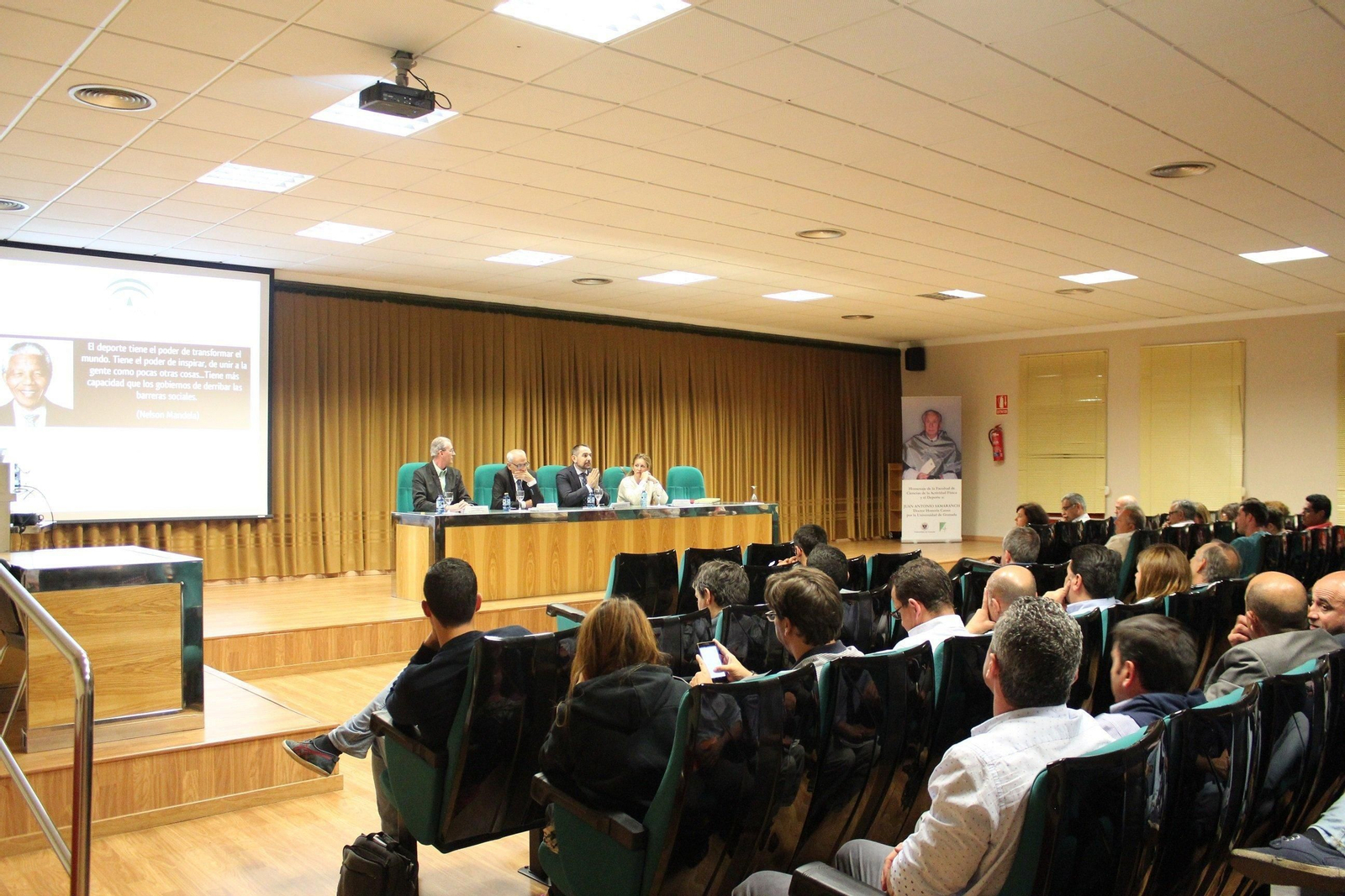 Fernández explica a los asistentes la nueva ley en el salón de grados de Ciencias del Deporte. Fernández explica a los asistentes la nueva ley en el salón de grados de Ciencias del Deporte.
