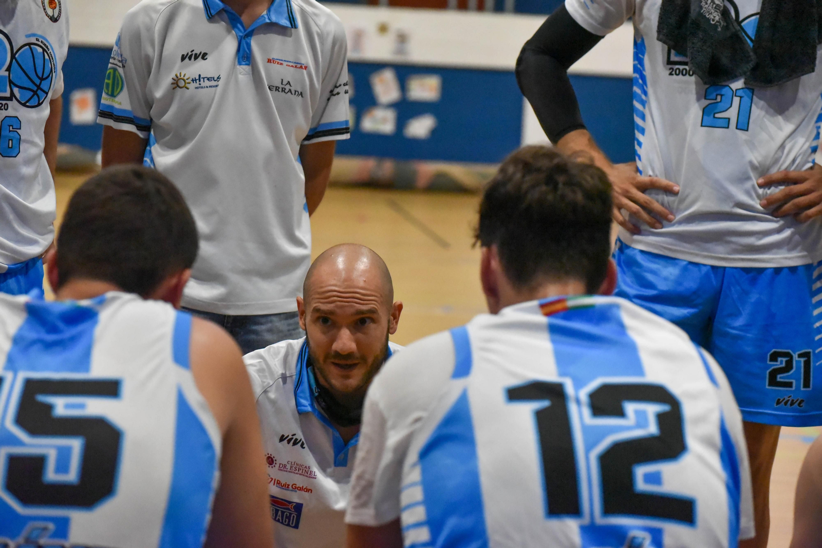 Jesús Guti da instrucciones a sus jugadores en un tiempo muerto