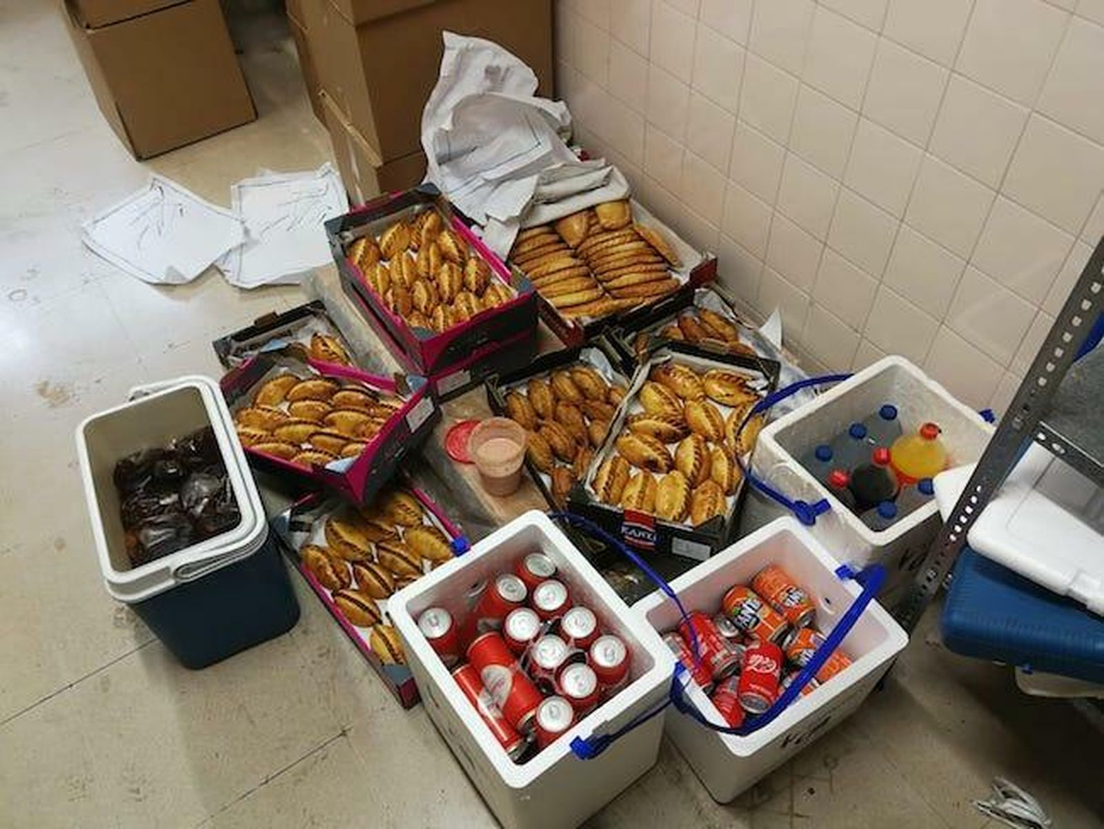 Denunciado por vender bebidas alcohólicas y comida en la calle