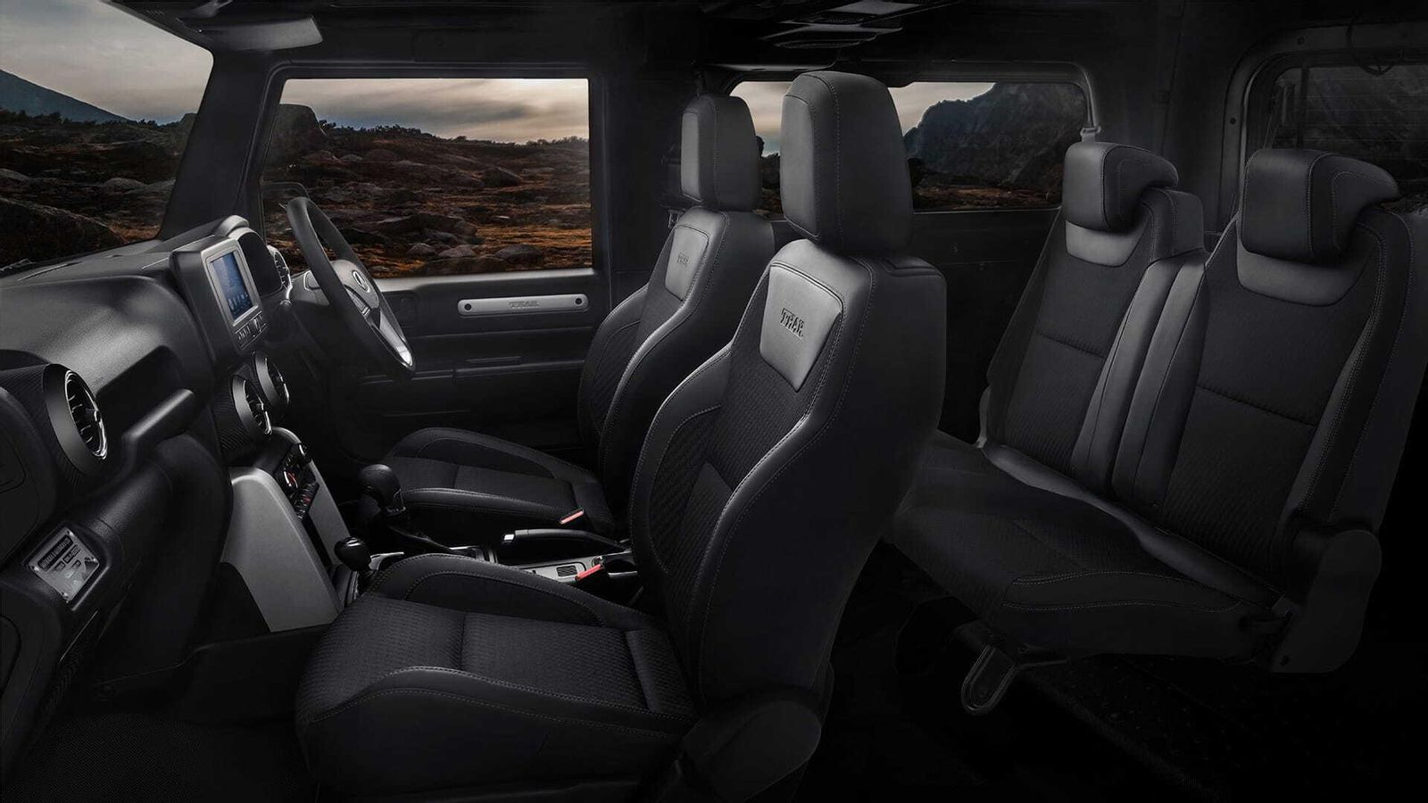 No sólo cuatro plazas, con los asientos traseros abatibles independientemente; también existe la posibilidad de que el Mahindra Thar tenga seis asientos.