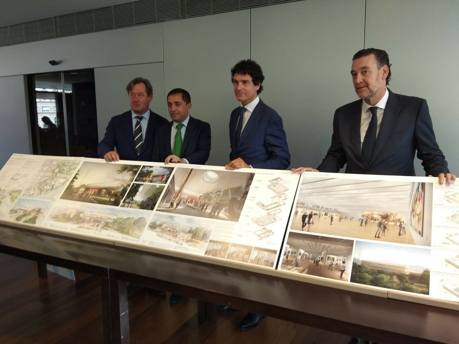 Presentación del fallo del jurado con Miguel Zugaza, director del museo, a la derecha.