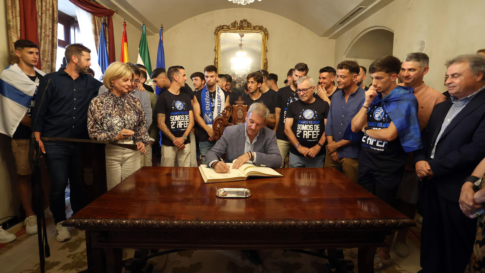 La visita del Xerez DFC al Ayuntamiento tras el ascenso